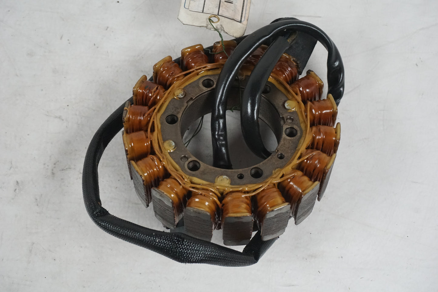 Baksidan på Generator från en Suzuki VL 800 -2004 motorcykel.