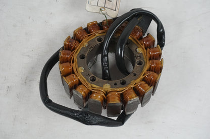 Baksidan på Generator från en Suzuki VL 800 -2004 motorcykel.