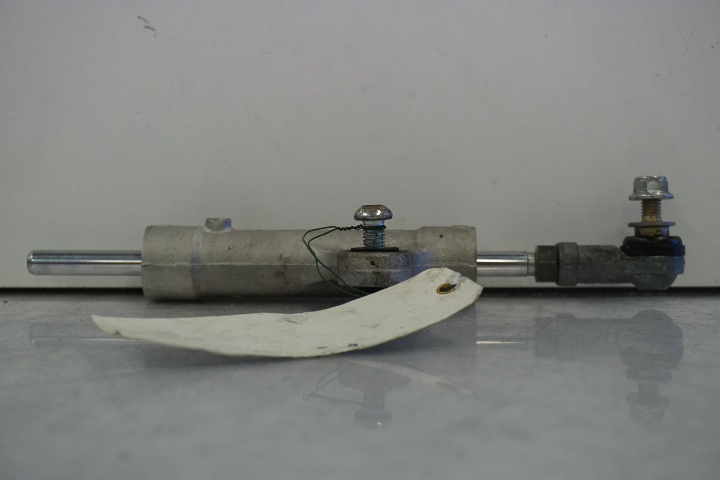 Baksidan på Styrdämpare från en Suzuki GSX-R 1000 -2001 motorcykel.