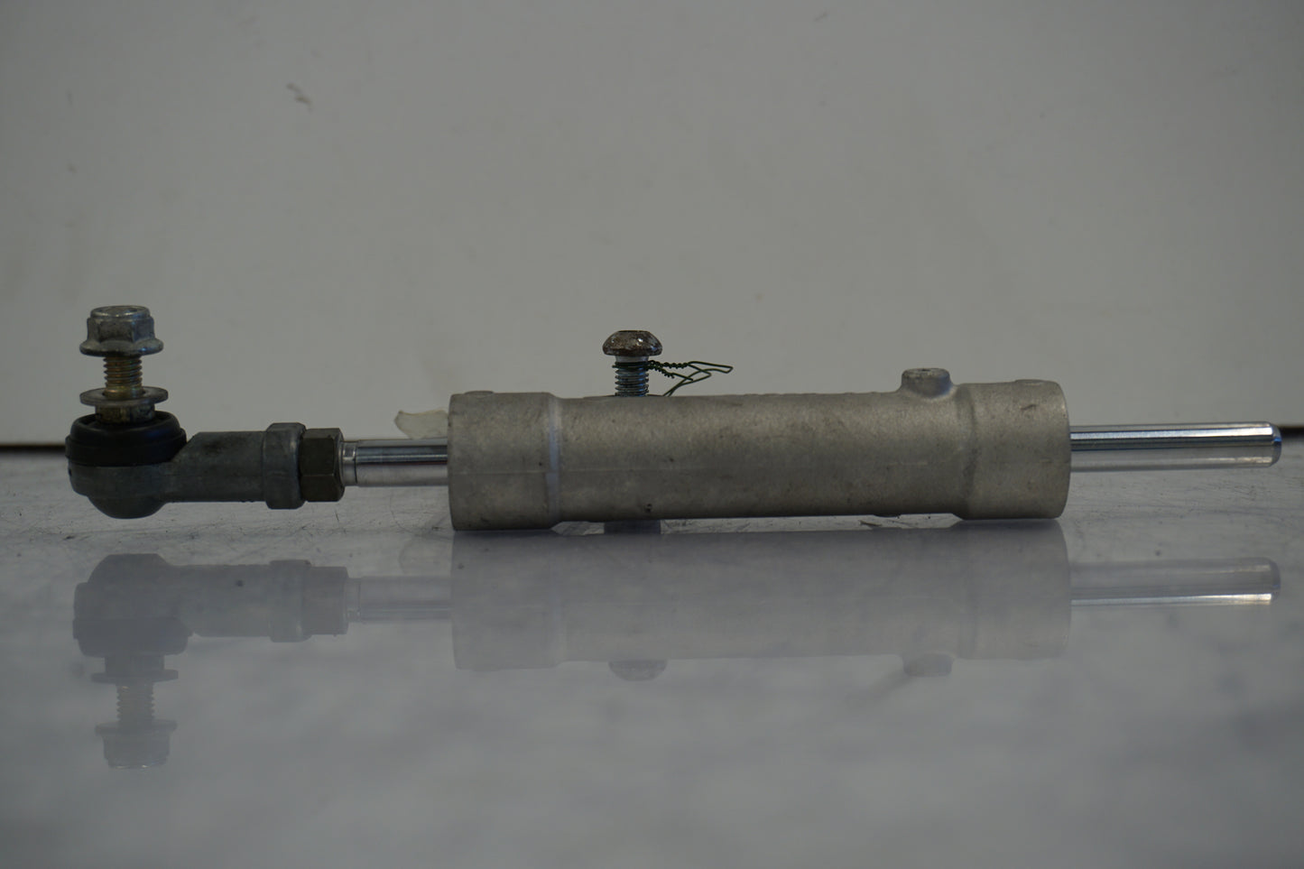 Vänster sida på Styrdämpare från en Suzuki GSX-R 1000 -2001 motorcykel.