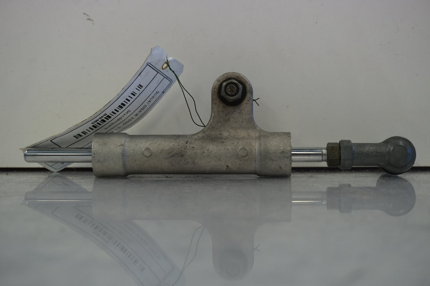 Snett uppifrån på Styrdämpare från en Suzuki GSX-R 1000 -2001 motorcykel.