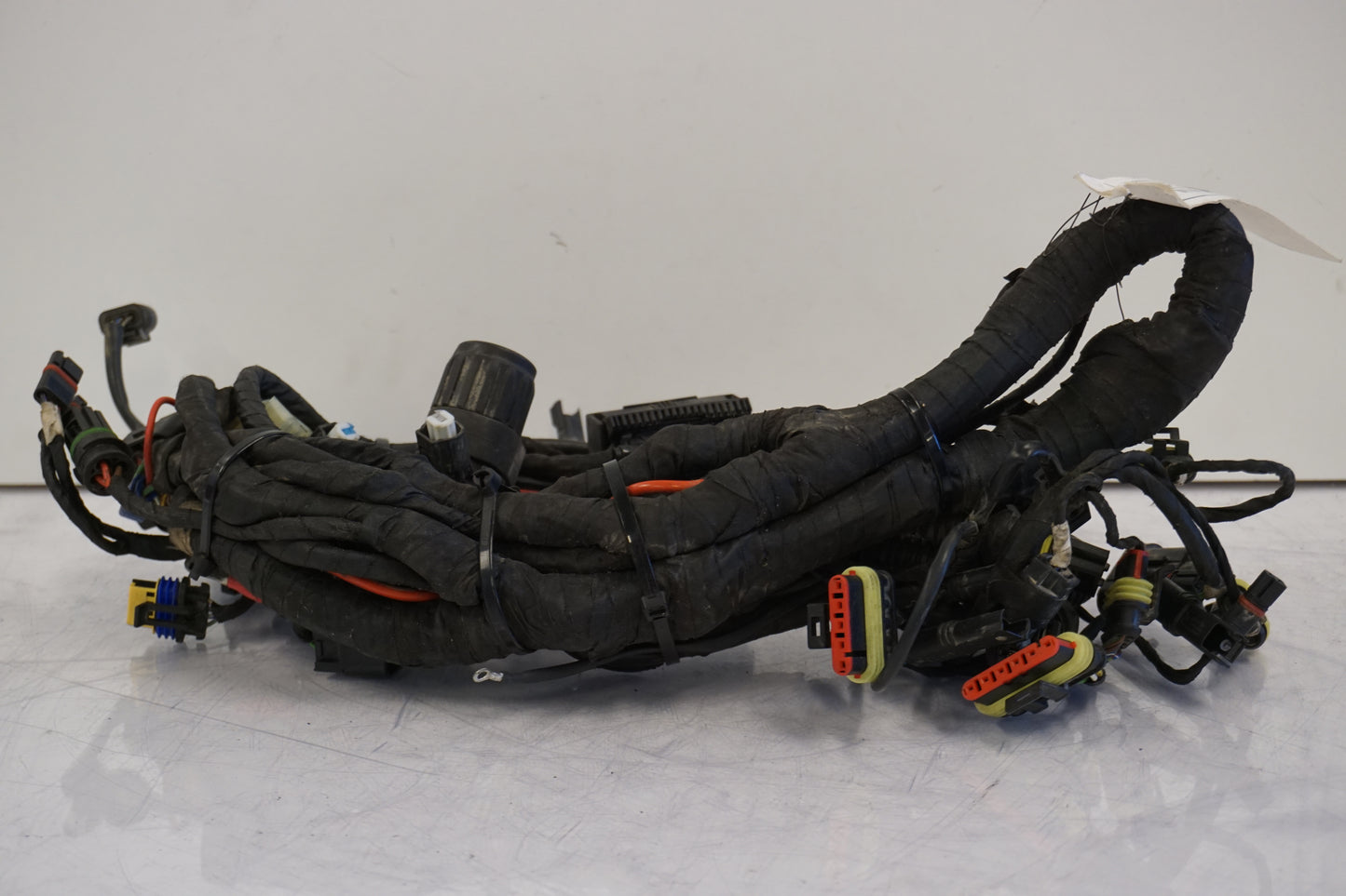 Framsidan på Kabelstam från en Husqvarna TR 650 Strada -2012 motorcykel.