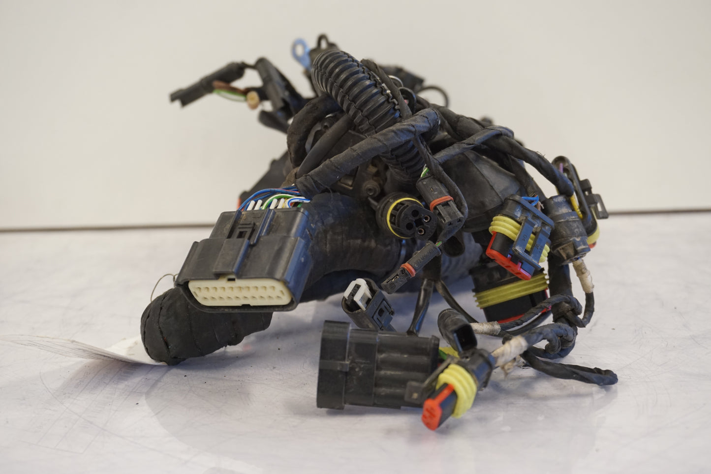 Baksidan på Kabelstam från en Husqvarna TR 650 Strada -2012 motorcykel.