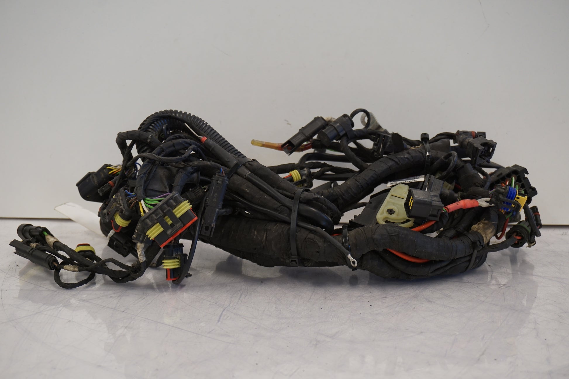 Höger sida på Kabelstam från en Husqvarna TR 650 Strada -2012 motorcykel.