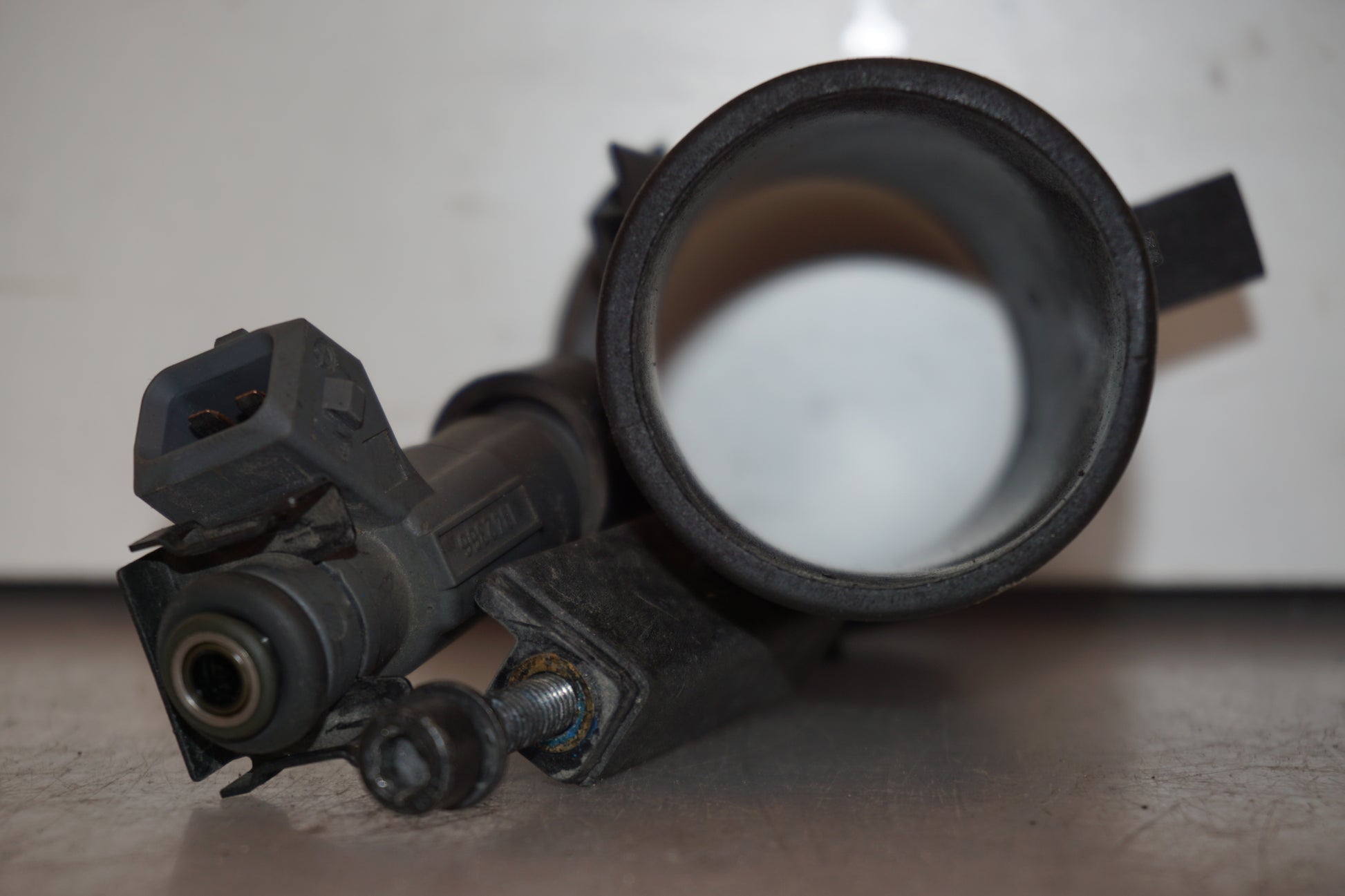 Vänster sida på Insprutningsrör från en BMW R 1200 C -2002 motorcykel.