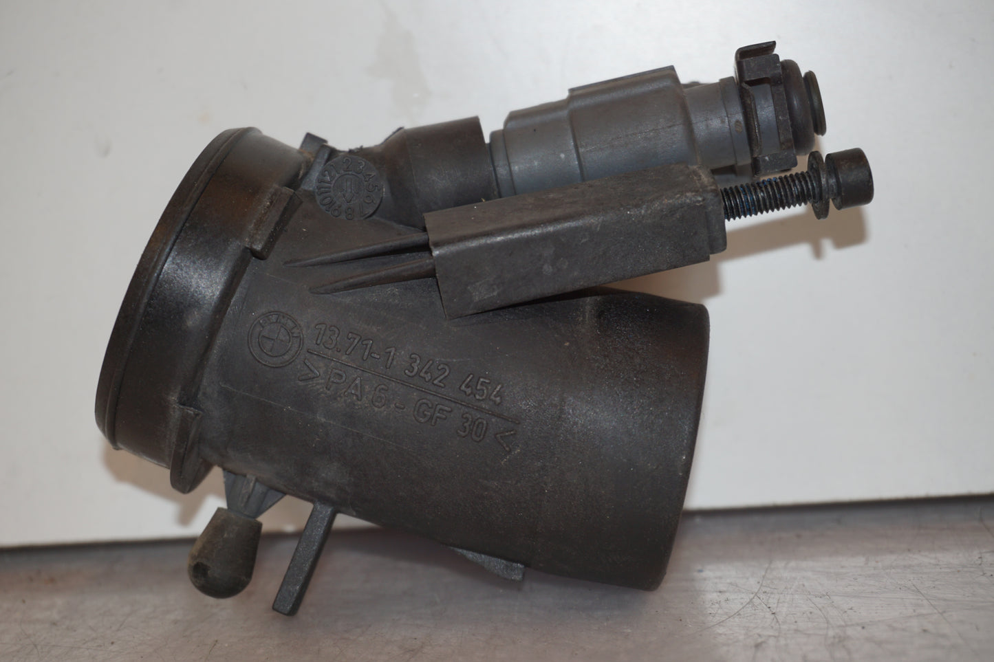 Snett nerifrån på Insprutningsrör från en BMW R 1200 C -2002 motorcykel.