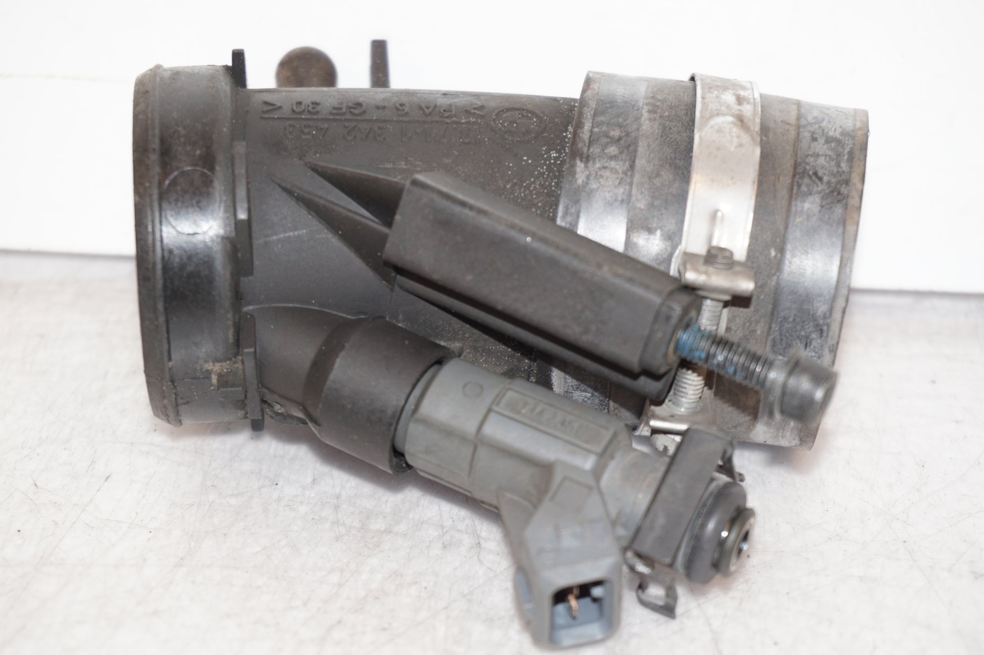 Framsidan på Insprutningsrör från en BMW R 1200 C -2002 motorcykel.