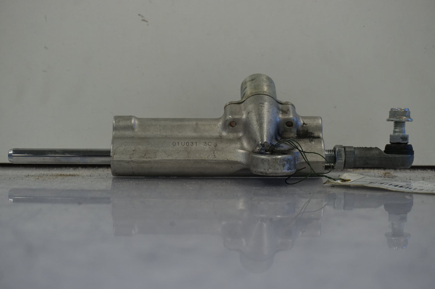 Baksidan på Styrdämpare från en Suzuki GSX-R 750 -2010 motorcykel.