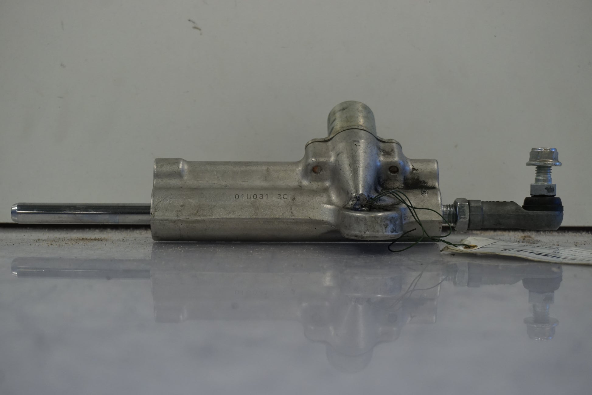 Baksidan på Styrdämpare från en Suzuki GSX-R 750 -2010 motorcykel.