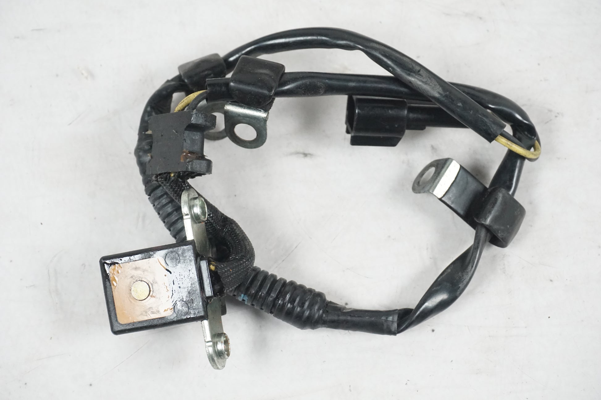 Baksidan på Tändpickup från en Kawasaki ZZ-R 1400 -2010 motorcykel.