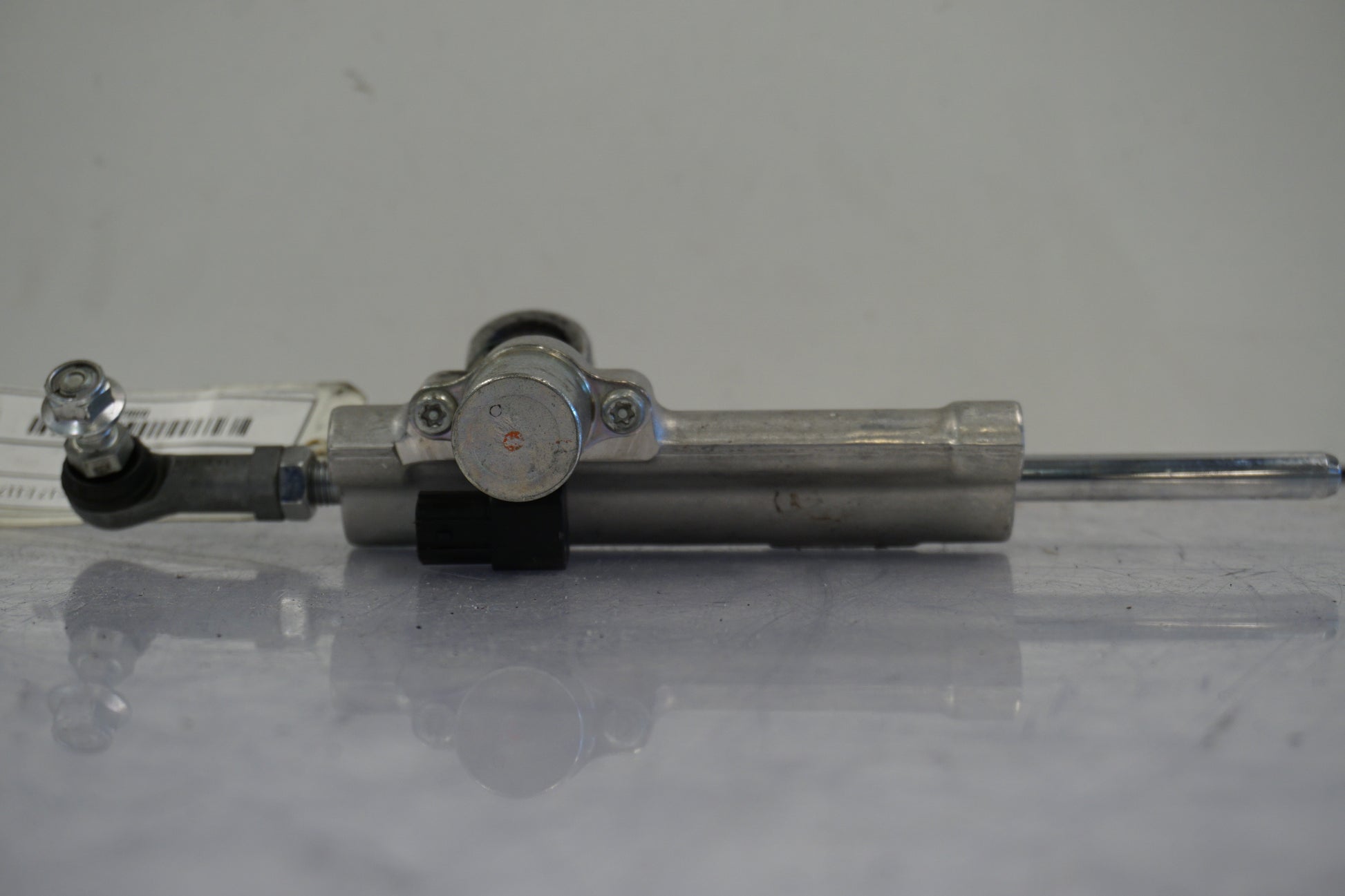 Vänster sida på Styrdämpare från en Suzuki GSX-R 750 -2010 motorcykel.