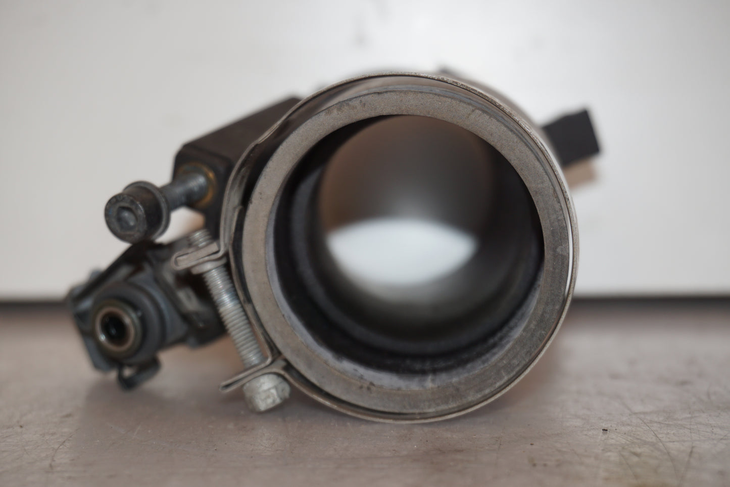 Vänster sida på Insprutningsrör från en BMW R 1200 C -2002 motorcykel.