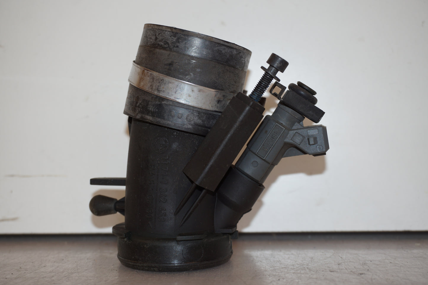 Snett uppifrån på Insprutningsrör från en BMW R 1200 C -2002 motorcykel.