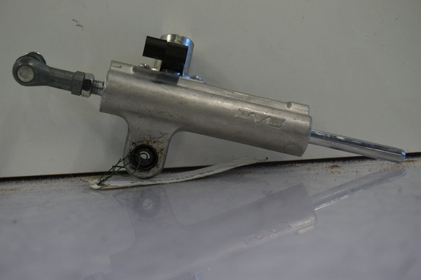 Snett nerifrån på Styrdämpare från en Suzuki GSX-R 750 -2010 motorcykel.