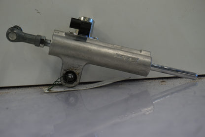 Snett nerifrån på Styrdämpare från en Suzuki GSX-R 750 -2010 motorcykel.