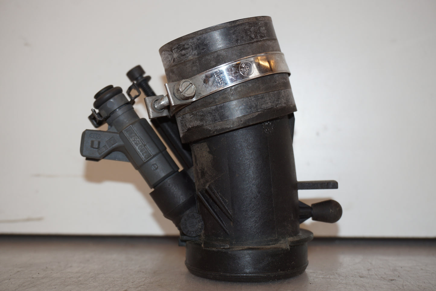 Snett nerifrån på Insprutningsrör från en BMW R 1200 C -2002 motorcykel.