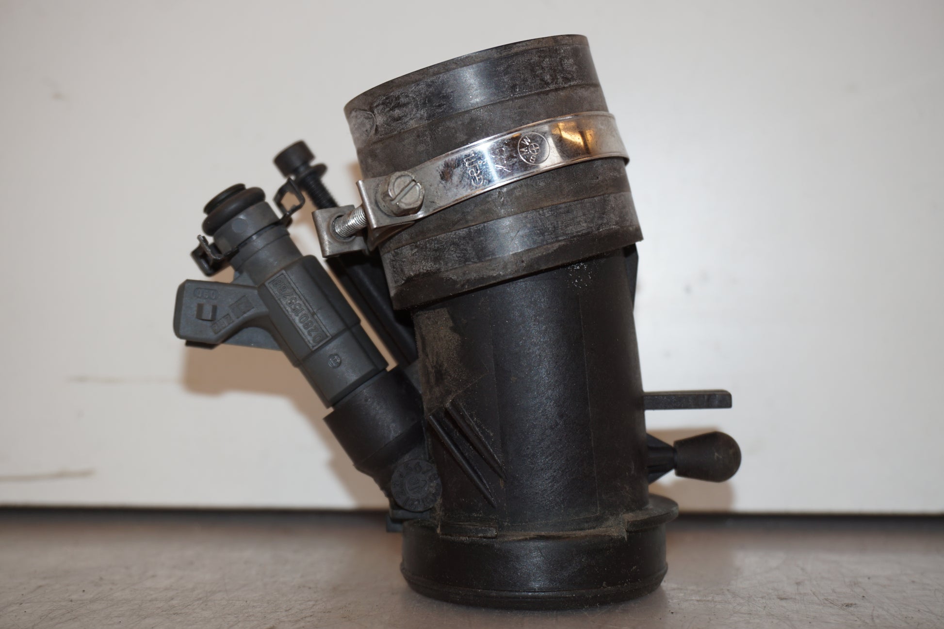 Snett nerifrån på Insprutningsrör från en BMW R 1200 C -2002 motorcykel.