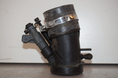 Snett nerifrån på Insprutningsrör från en BMW R 1200 C -2002 motorcykel.