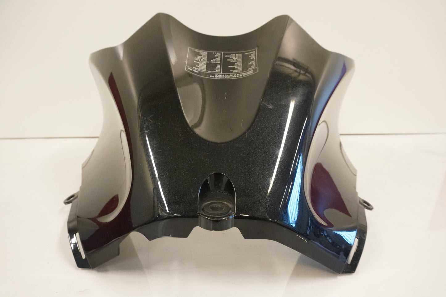 Snett nerifrån på Bensintankskåpa från en Kawasaki ZZ-R 1400 -2010 motorcykel.