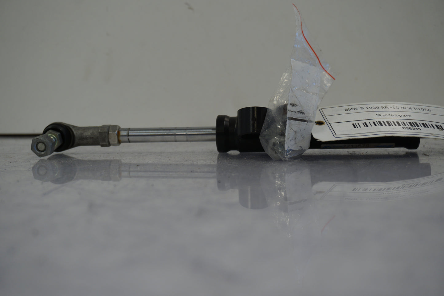 Vänster sida på Styrdämpare från en BMW S 1000 RR -2010 motorcykel.