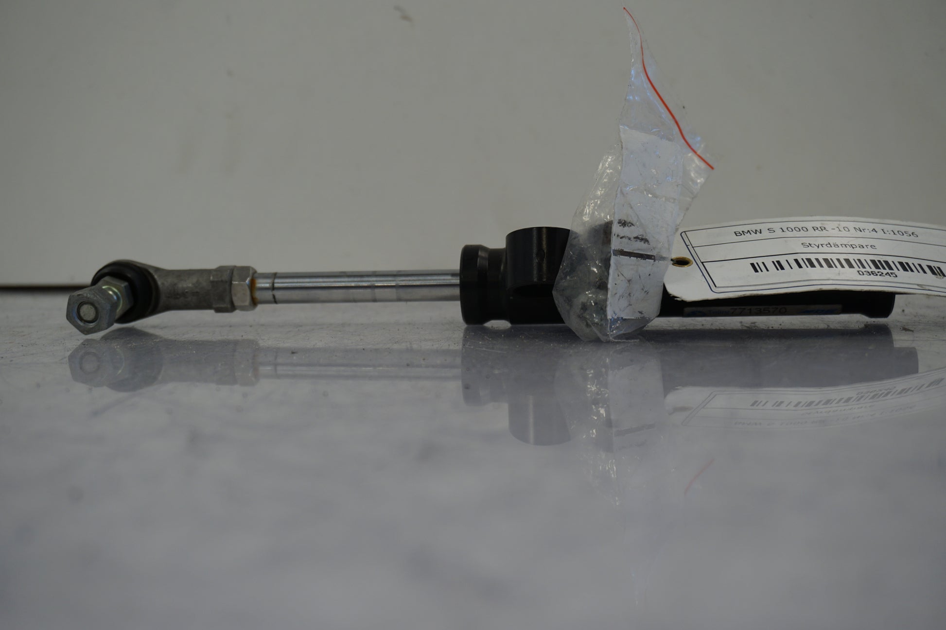 Vänster sida på Styrdämpare från en BMW S 1000 RR -2010 motorcykel.
