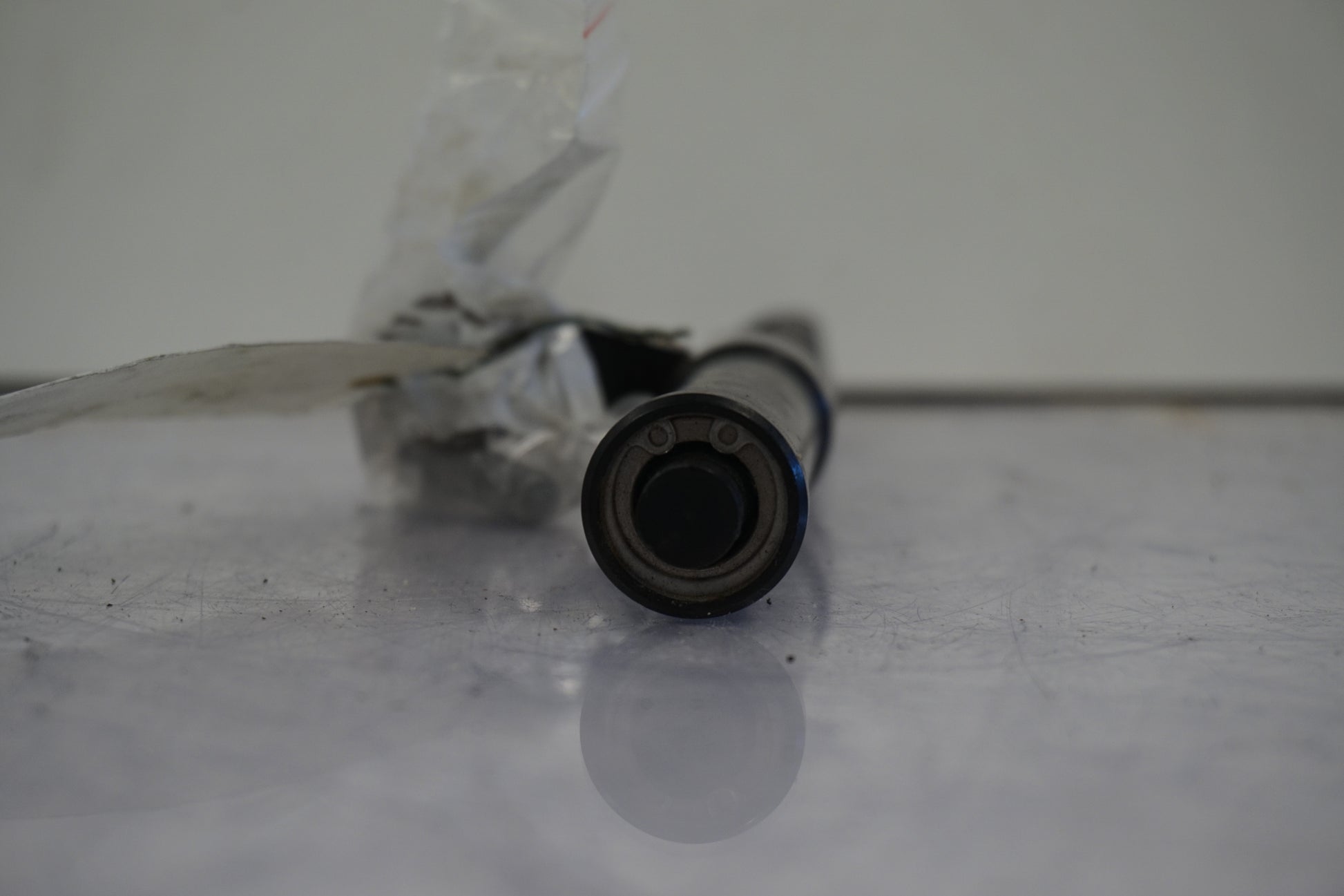 Snett uppifrån på Styrdämpare från en BMW S 1000 RR -2010 motorcykel.