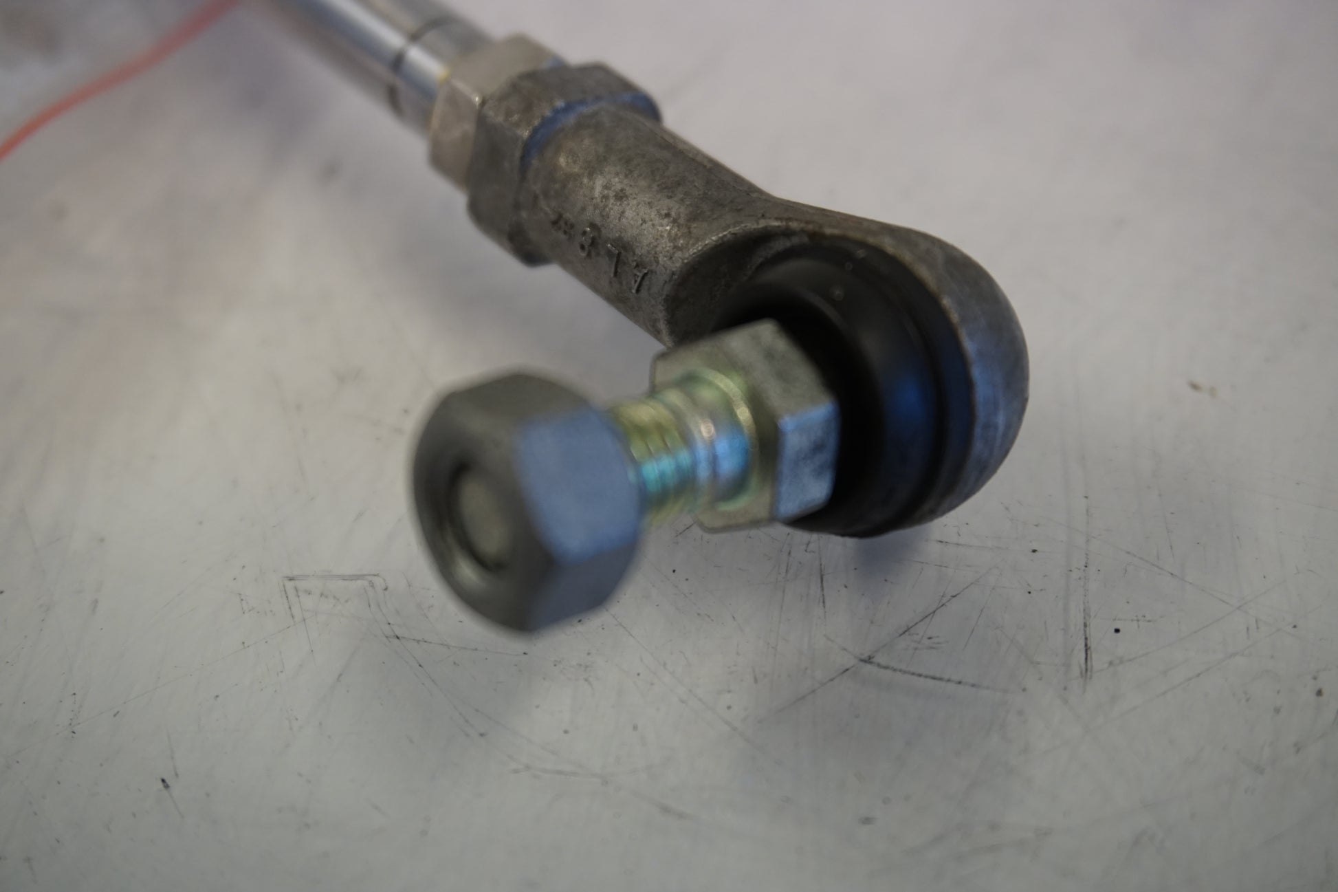 Snett nerifrån på Styrdämpare från en BMW S 1000 RR -2010 motorcykel.