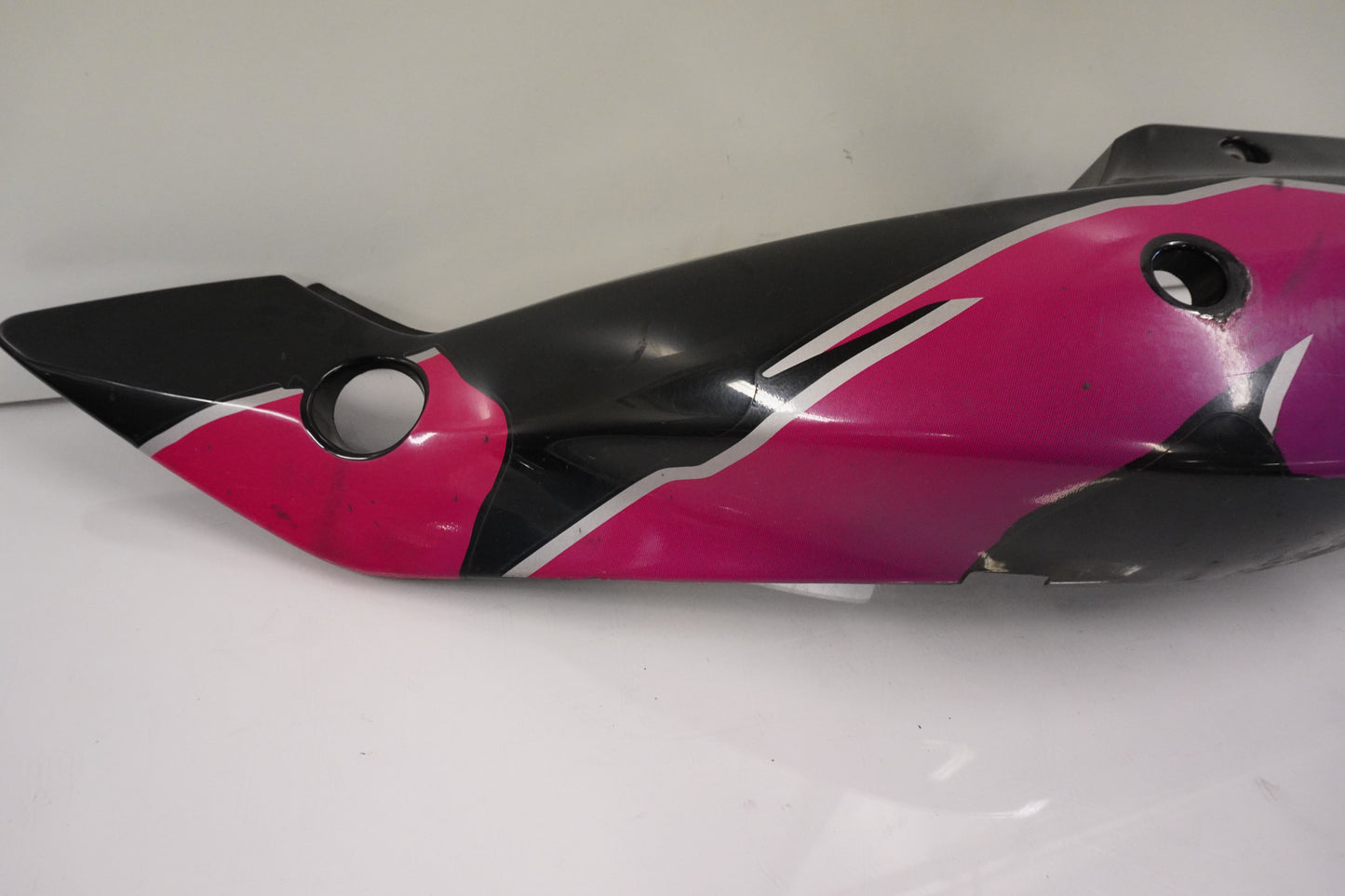 Baksidan på Bakvinge från en Kawasaki ZXR 750 -1993 motorcykel.