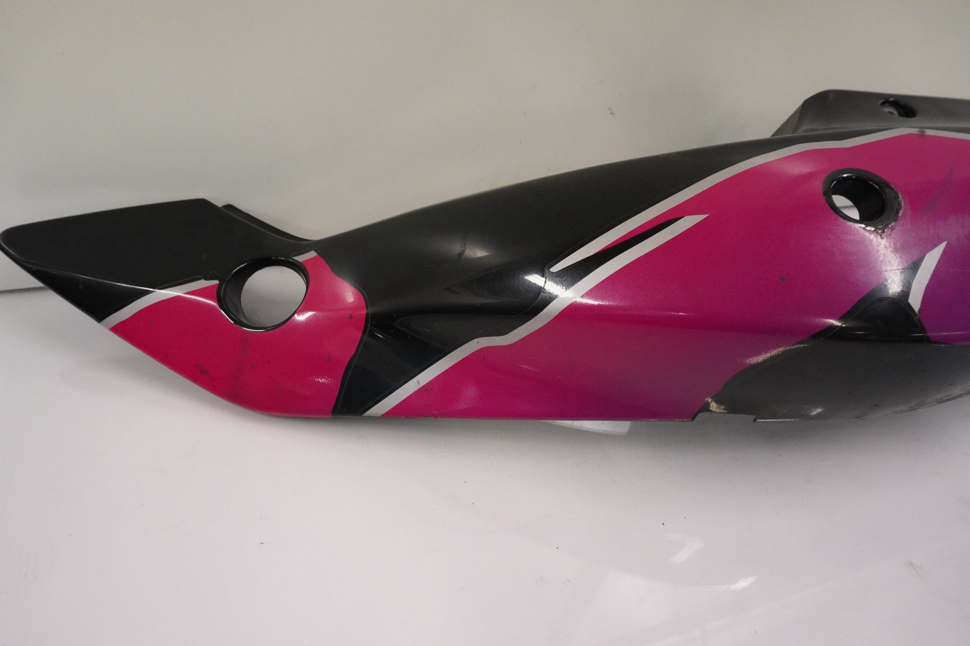 Baksidan på Bakvinge från en Kawasaki ZXR 750 -1993 motorcykel.