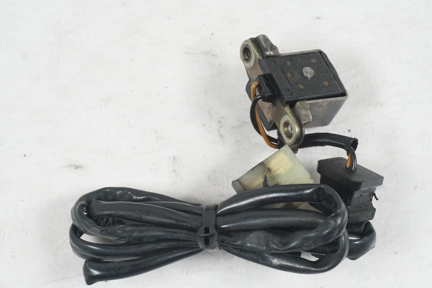 Baksidan på Tändpickup från en Kawasaki ZX-10 -1990 motorcykel.