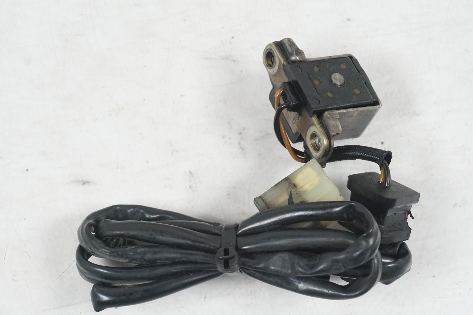 Baksidan på Fotpinnefäste från en Honda CBF 125 -2010 motorcykel.