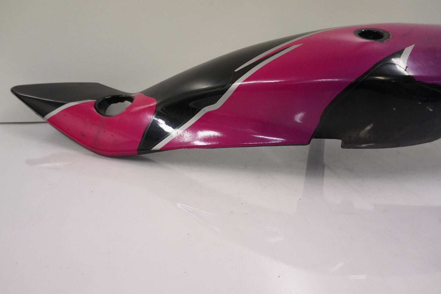 Vänster sida på Bakvinge från en Kawasaki ZXR 750 -1993 motorcykel.