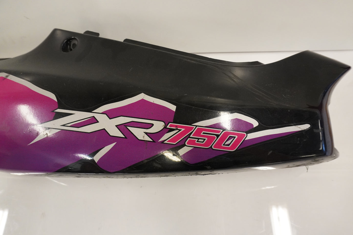 Snett uppifrån på Bakvinge från en Kawasaki ZXR 750 -1993 motorcykel.