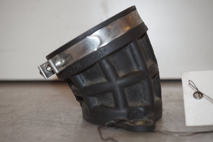 Snett nerifrån på Insug från en BMW F 650 CS -2002 motorcykel.