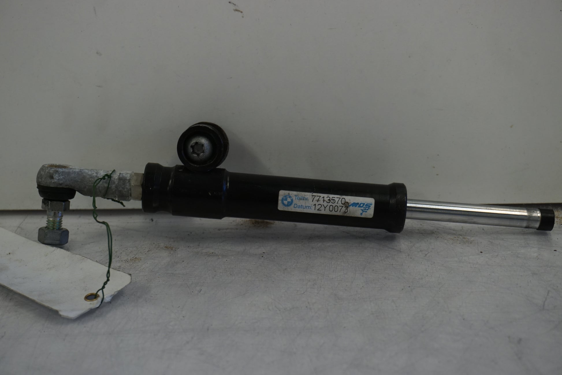 Framsidan på Styrdämpare från en BMW S 1000 RR -2010 motorcykel.