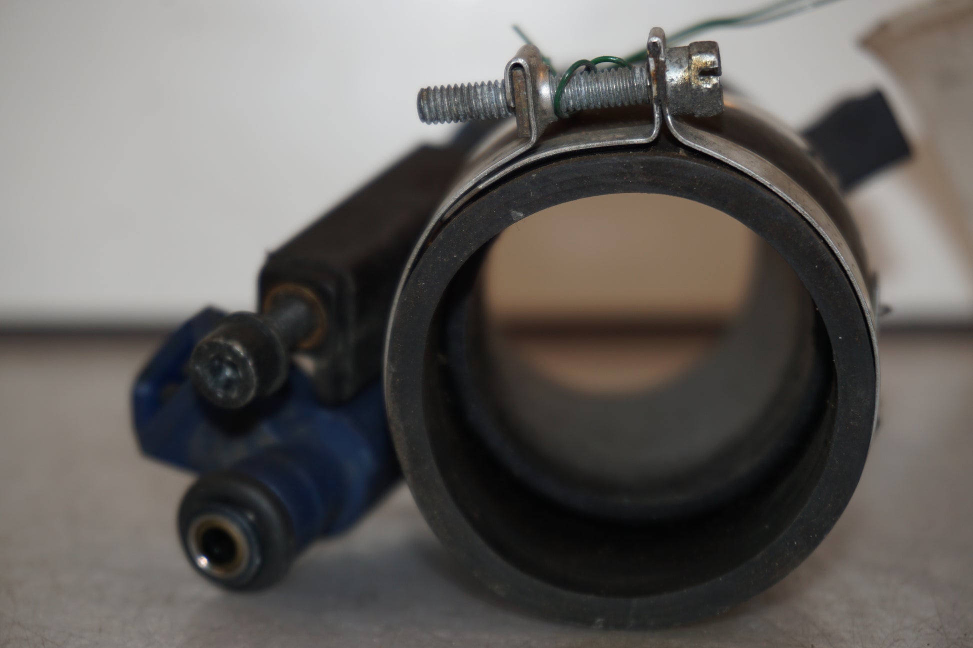 Vänster sida på Insprutningshållare från en BMW R 850 C -1999 motorcykel.