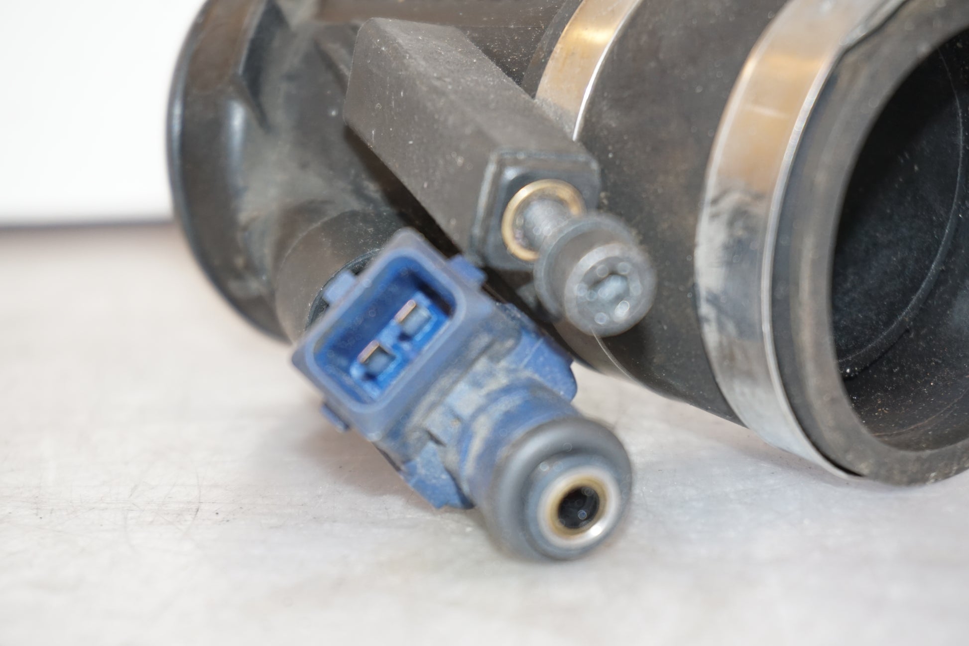 Snett uppifrån på Insprutningshållare från en BMW R 850 C -1999 motorcykel.