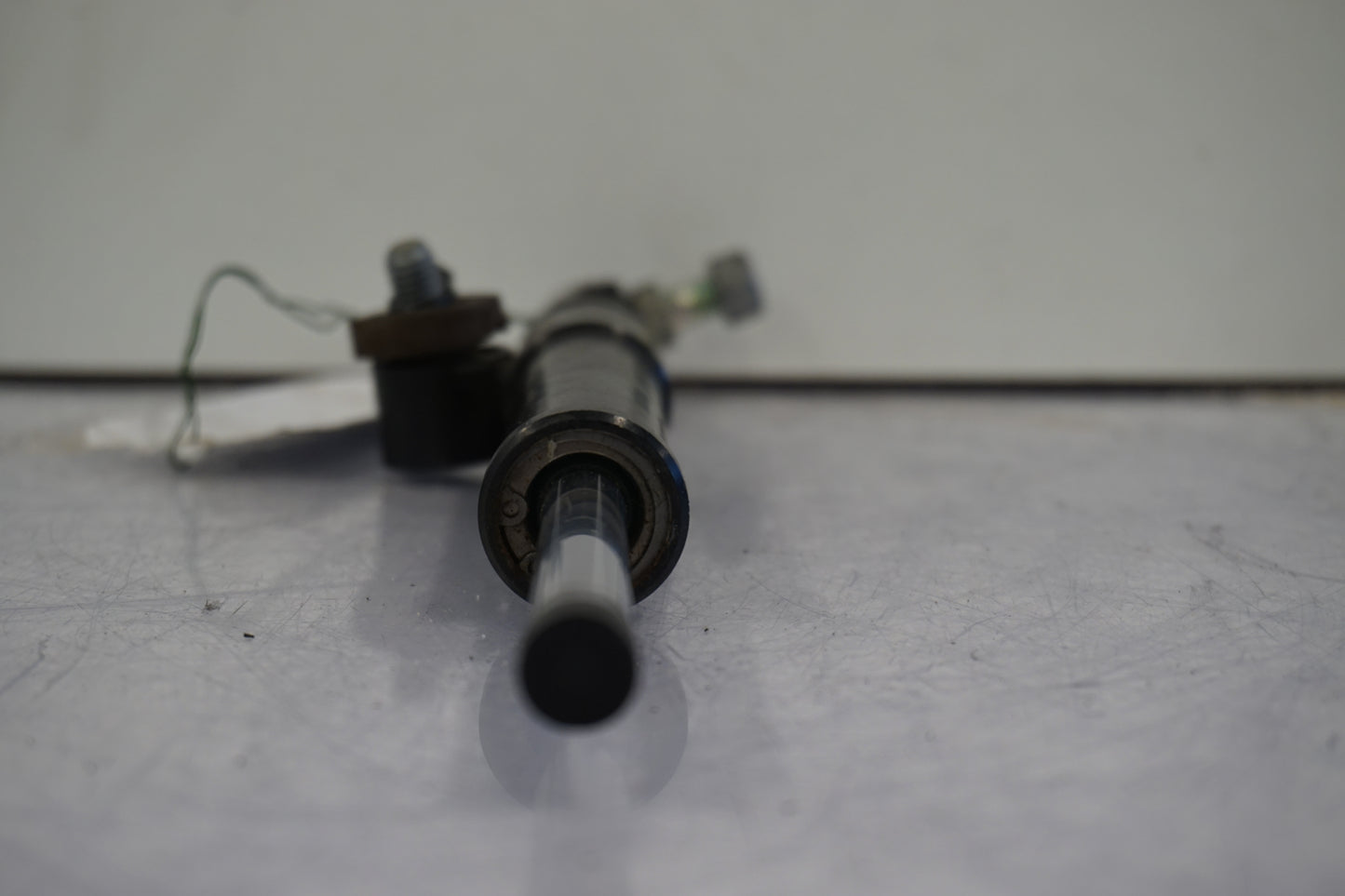 Höger sida på Styrdämpare från en BMW S 1000 RR -2010 motorcykel.