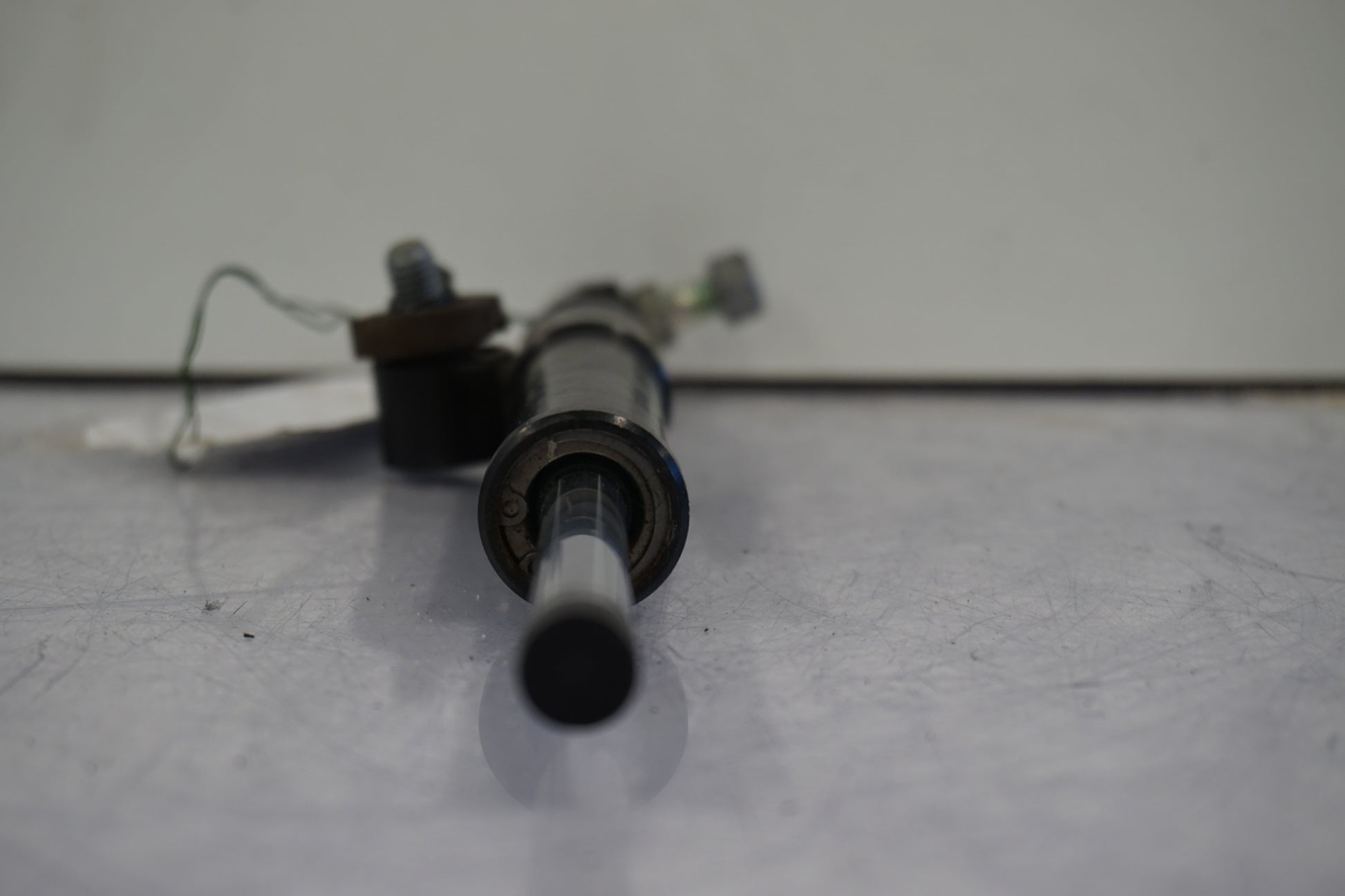 Höger sida på Styrdämpare från en BMW S 1000 RR -2010 motorcykel.