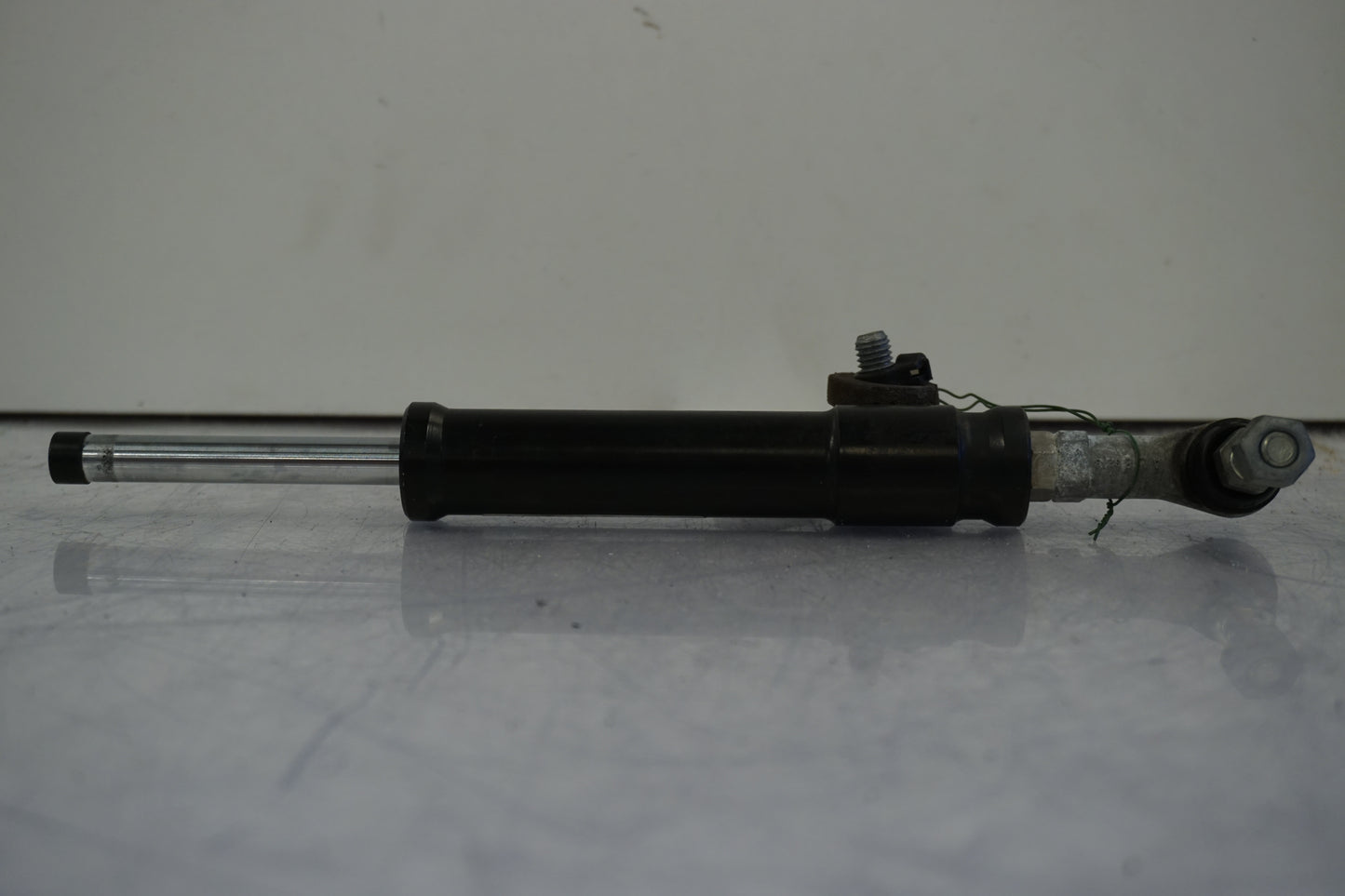 Vänster sida på Styrdämpare från en BMW S 1000 RR -2010 motorcykel.