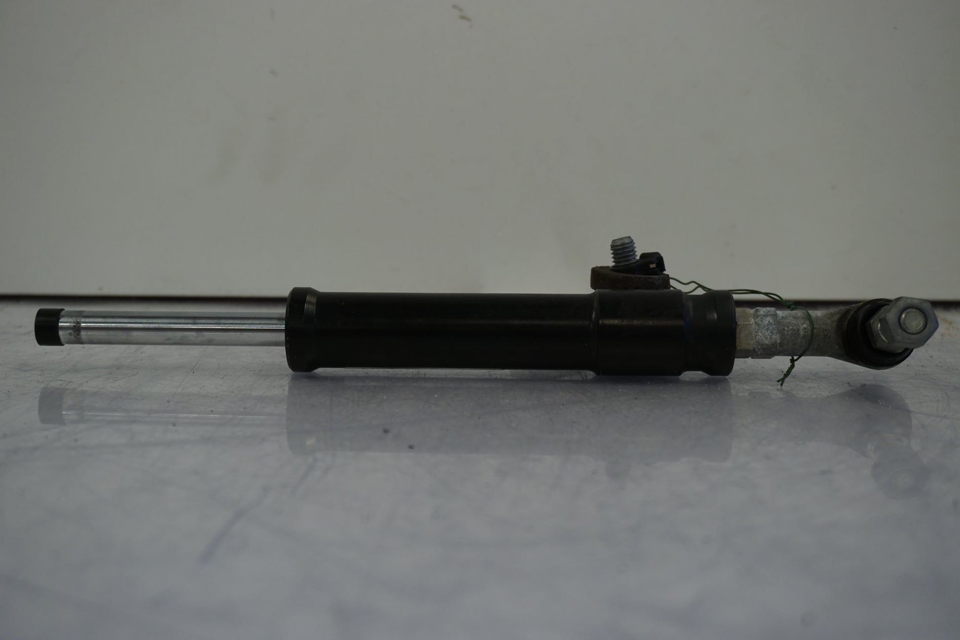 Vänster sida på Styrdämpare från en BMW S 1000 RR -2010 motorcykel.