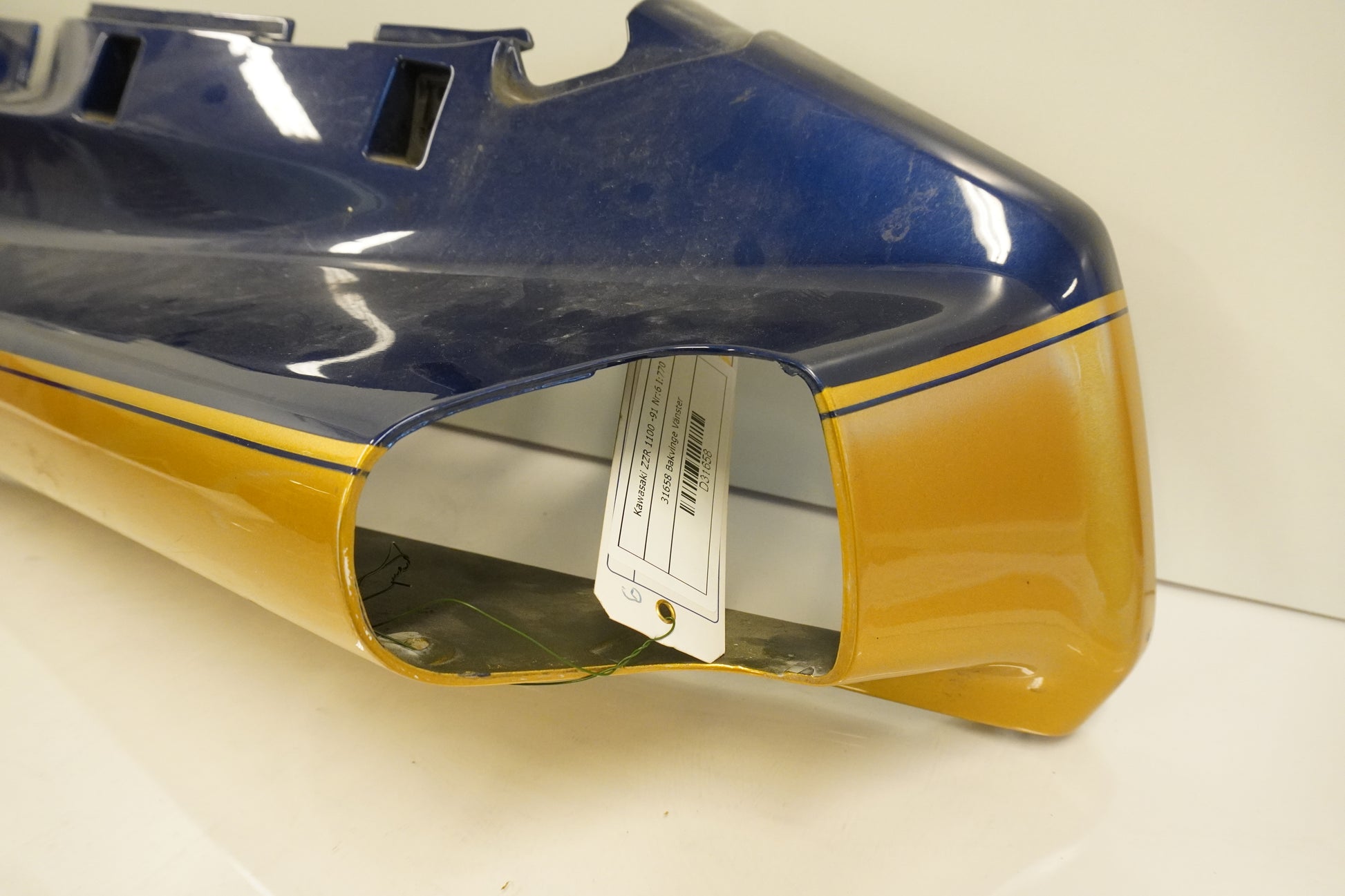 Höger sida på Bakvinge från en Kawasaki ZZR 1100 -1991 motorcykel.