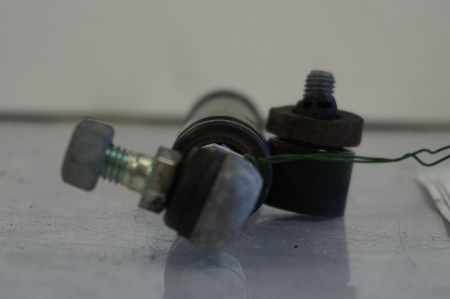 Snett uppifrån på Styrdämpare från en BMW S 1000 RR -2010 motorcykel.