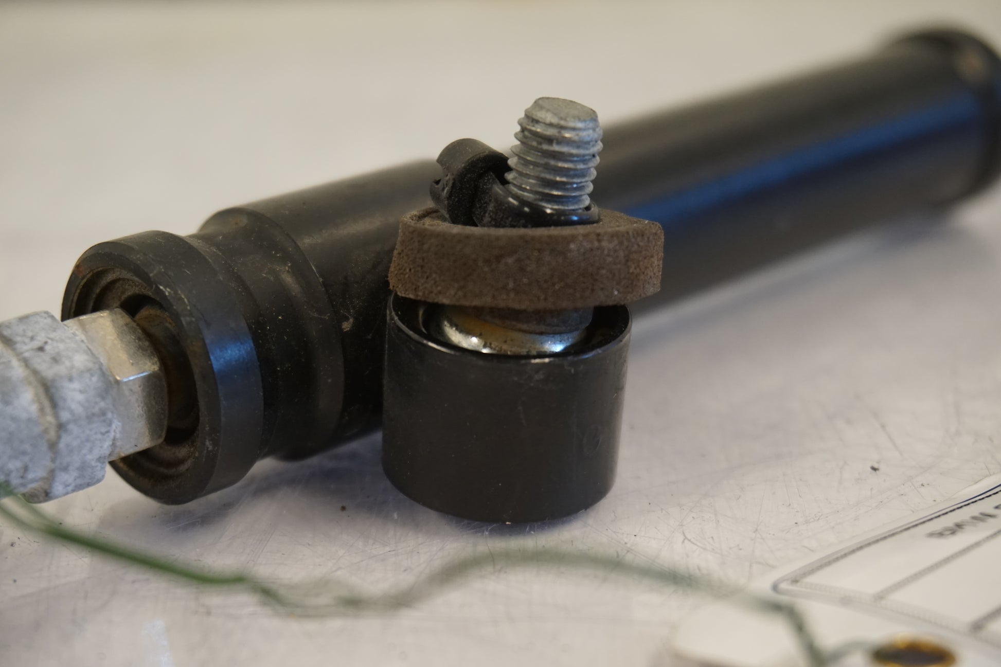 Snett nerifrån på Styrdämpare från en BMW S 1000 RR -2010 motorcykel.