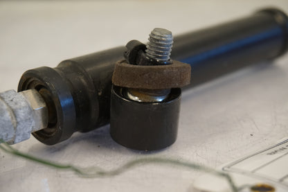 Snett nerifrån på Styrdämpare från en BMW S 1000 RR -2010 motorcykel.