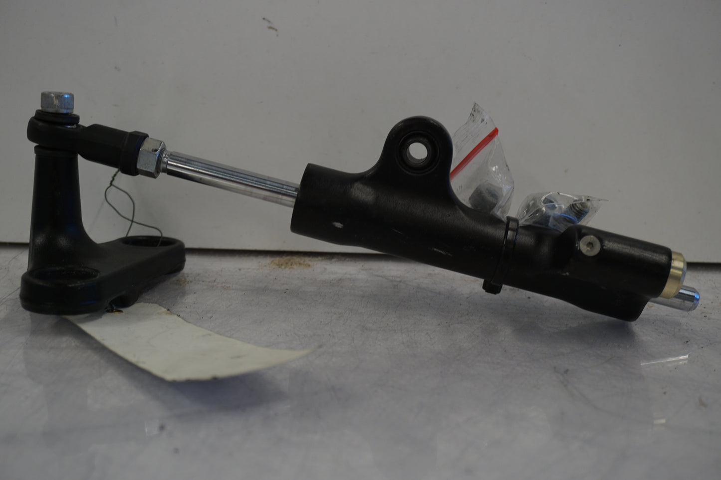 Framsidan på Styrdämpare från en Suzuki GSX 1300 BK -2008 motorcykel.