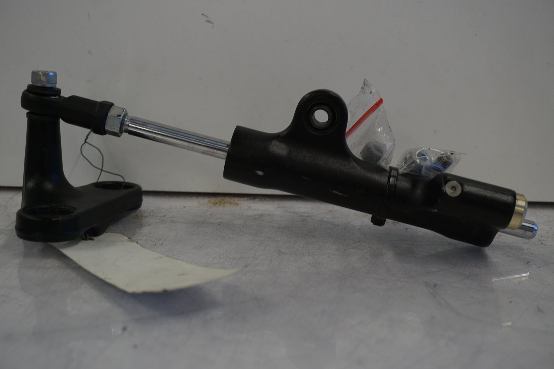 Framsidan på Styrdämpare från en Suzuki GSX 1300 BK -2008 motorcykel.