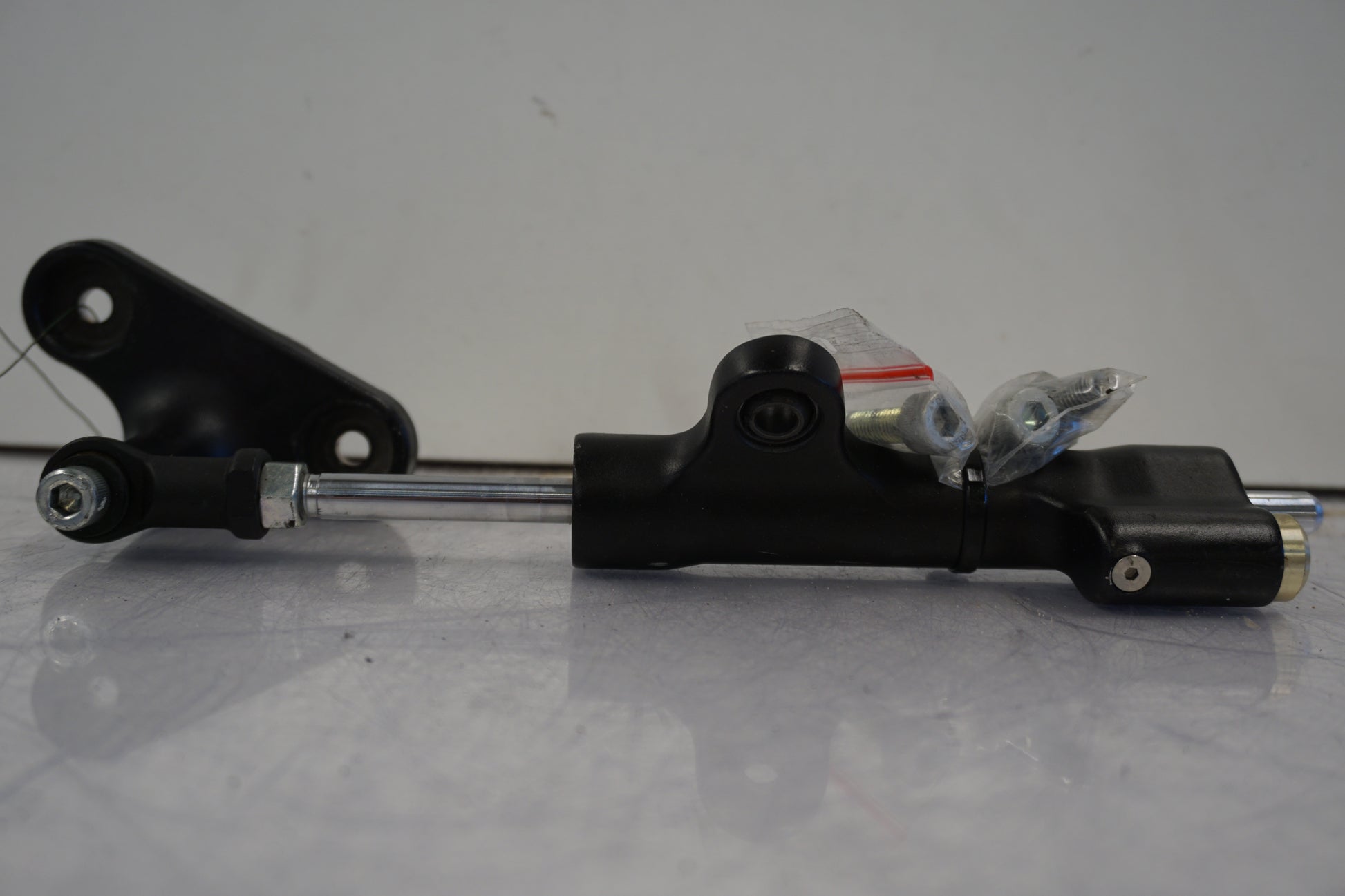 Baksidan på Styrdämpare från en Suzuki GSX 1300 BK -2008 motorcykel.