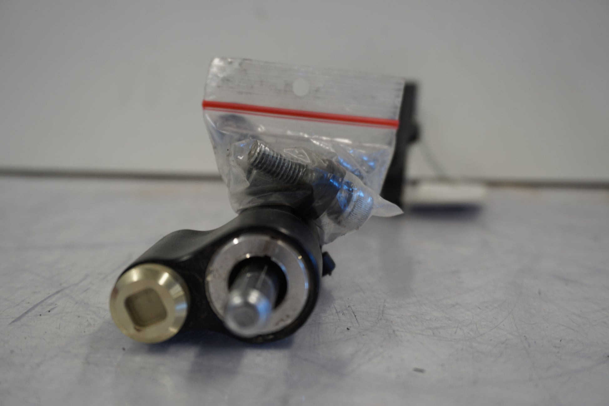 Höger sida på Styrdämpare från en Suzuki GSX 1300 BK -2008 motorcykel.