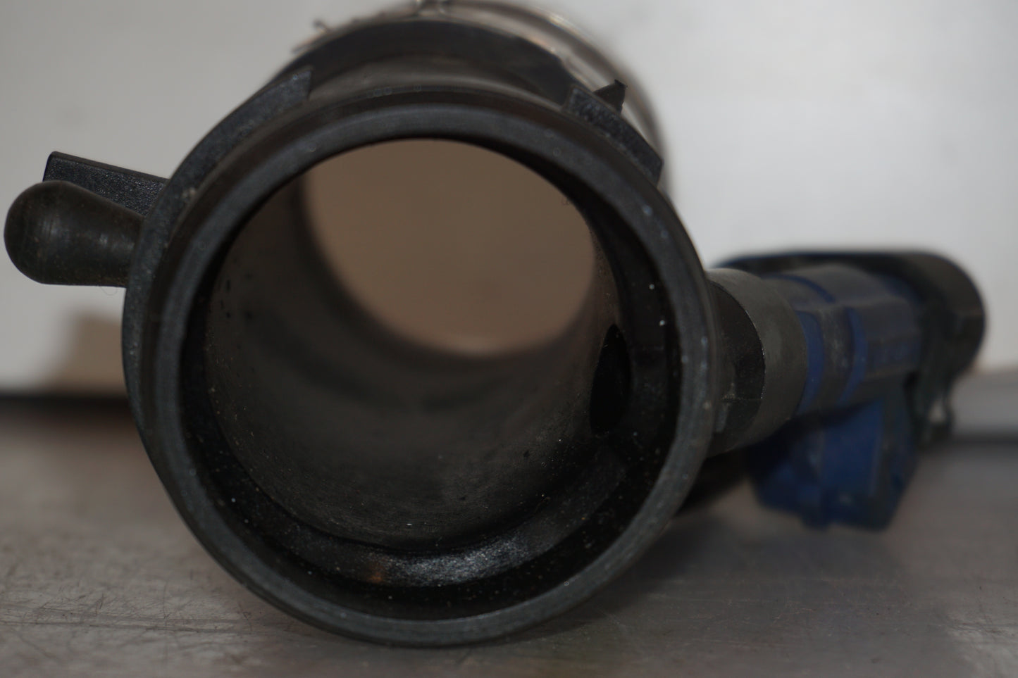 Snett uppifrån på Insprutningshållare från en BMW R 850 C -1999 motorcykel.